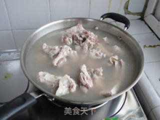 糖醋排骨的做法步骤：1