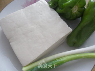 青椒炒豆腐的做法步骤：1