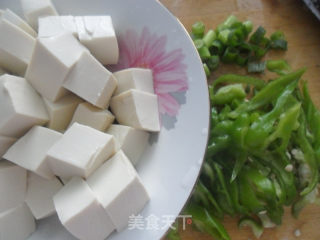 青椒炒豆腐的做法步骤：2