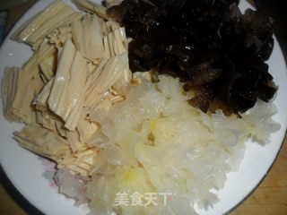 腐竹炒双耳的做法步骤：1