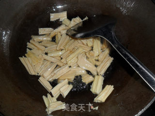 腐竹炒双耳的做法步骤：2