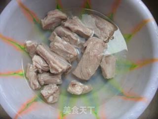 清爽不油腻-------双耳排骨汤的做法步骤：3