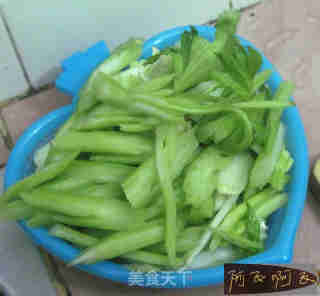 芹菜炒骨头肉的做法步骤：1