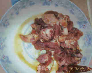 芹菜炒骨头肉的做法步骤：2