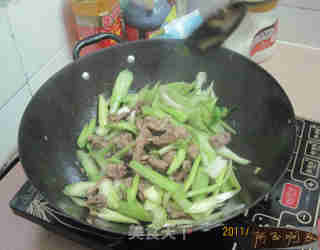 芹菜炒骨头肉的做法步骤：6