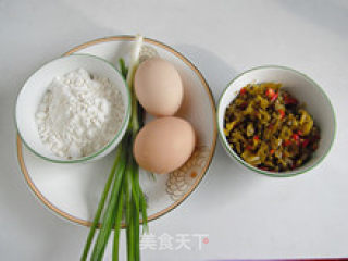 一手一个卷着吃—酸菜蛋饼的做法步骤：1