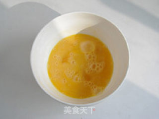 一手一个卷着吃—酸菜蛋饼的做法步骤：2