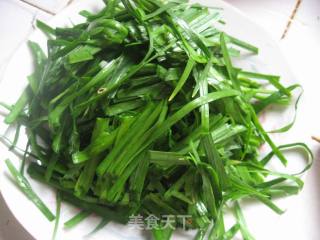 韭菜炒萝卜的做法步骤：1