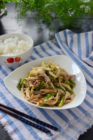 蒜薹炒杏鲍菇的做法