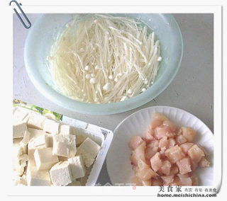 金针豆腐脆花生的做法步骤：2