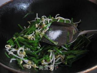韭菜豆芽的做法步骤：4