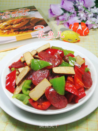 双椒香肠炒鸡蛋干的做法