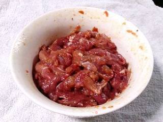 【麻辣瞬间】水煮肉片的做法步骤：2
