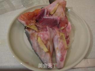 【萝卜片鱼头汤】的做法步骤：2