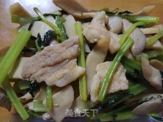 芹菜五花肉炒杏鲍菇的做法