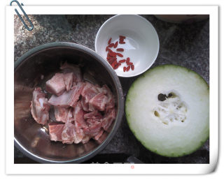 冬瓜排骨汤的做法步骤：1