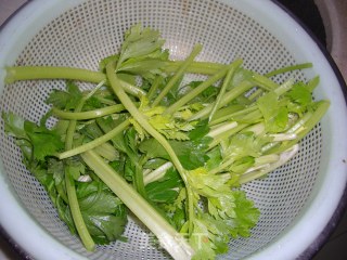芹菜胡萝卜炒玉米粒的做法步骤：1