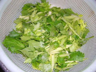 芹菜胡萝卜炒玉米粒的做法步骤：2