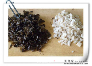 木耳肉末韭菜包子的做法步骤：7