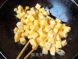 炒黄金馒头丁的做法步骤：5