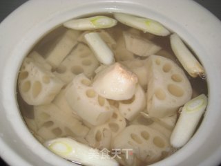 蹄髈炖藕的做法步骤：5