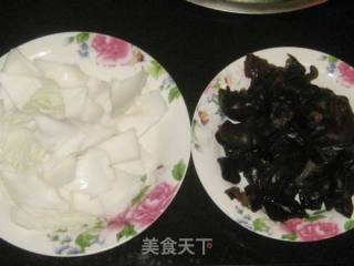 黑木耳炒白菜帮子的做法步骤：1