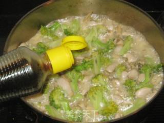 西兰花炒蛏子肉的做法步骤：7