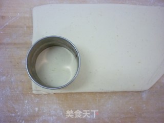花色面食----琵琶饼的做法步骤：2
