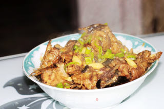 大蒜烧鲶鱼的做法步骤：10