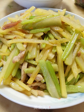 芹菜苔炒土豆丝的做法