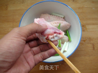 可乐鸡翅的做法步骤：1