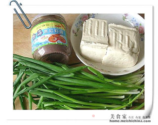小葱咕嘟豆腐的做法步骤：1