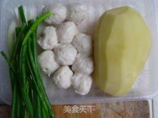 土豆鱼丸炒饭的做法步骤：1