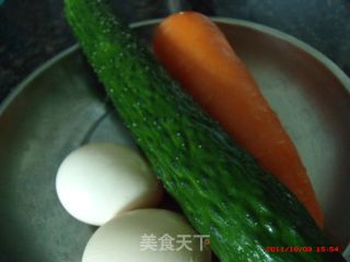 黄瓜萝卜炒鸡蛋的做法步骤：1