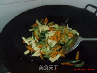 黄瓜萝卜炒鸡蛋的做法步骤：5