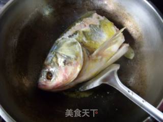 明目补钙---------鱼头豆腐枸杞浓汤的做法步骤：3