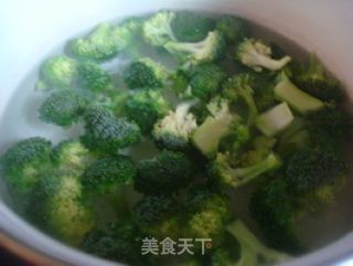 让你变得“美美的”——西兰花腰果炒虾仁的做法步骤：3