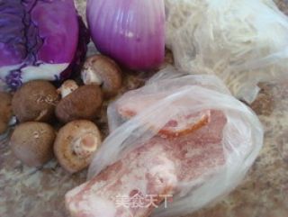 美味营养一锅出——紫甘蓝炒面的做法步骤：1