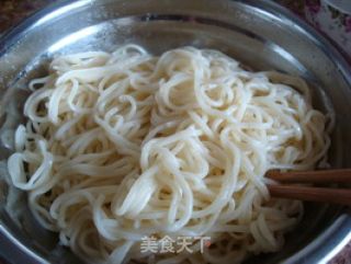 美味营养一锅出——紫甘蓝炒面的做法步骤：4