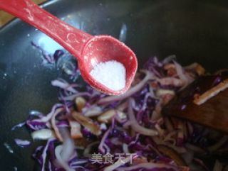 美味营养一锅出——紫甘蓝炒面的做法步骤：6
