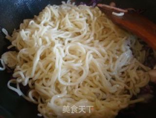 美味营养一锅出——紫甘蓝炒面的做法步骤：7