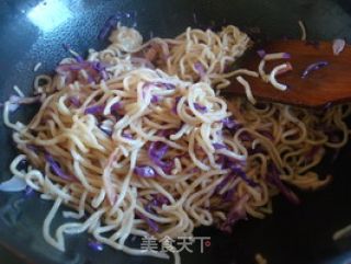 美味营养一锅出——紫甘蓝炒面的做法步骤：9