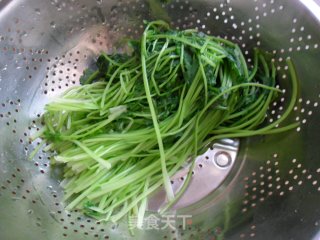 香菜拌花生的做法步骤：1
