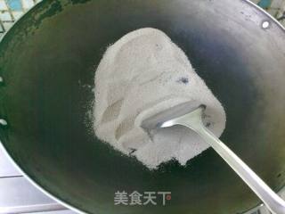 盐炒花生的做法步骤：3