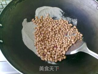 盐炒花生的做法步骤：4