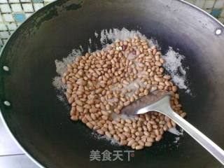 盐炒花生的做法步骤：5
