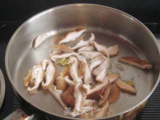 香菇炒青菜的做法步骤：2