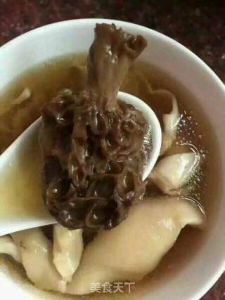 羊肚菌水鸭炖花胶的做法