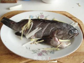 油淋黑头鱼的做法步骤：3