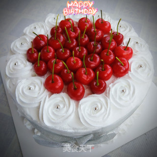 樱桃奶油生日蛋糕